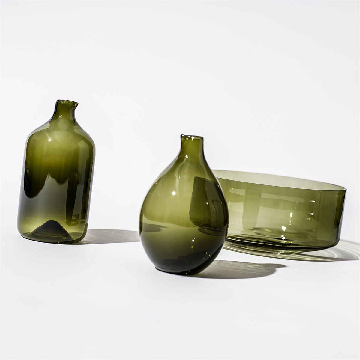 Carafe en verre vert mousse