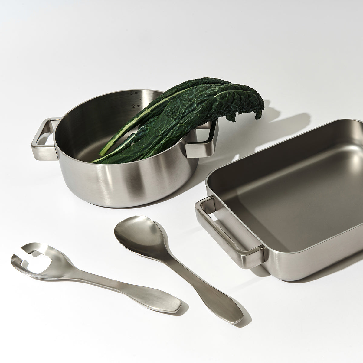 Ustensiles de service à salade modernes en acier inoxydable avec manches ergonomiques pour recevoir