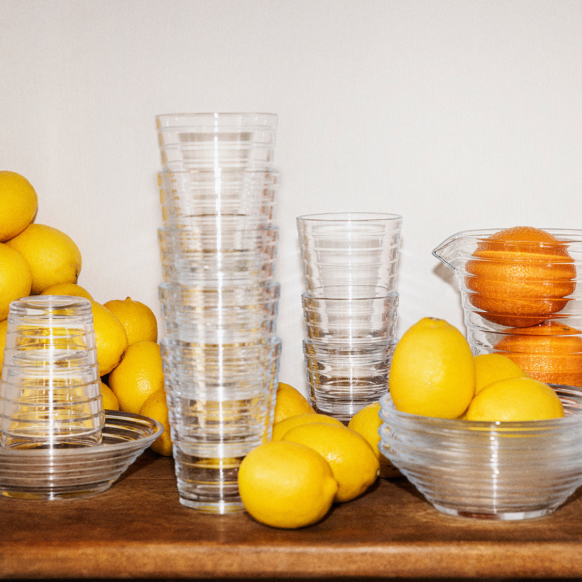 Ensemble carafe en verre et gobelets transparents