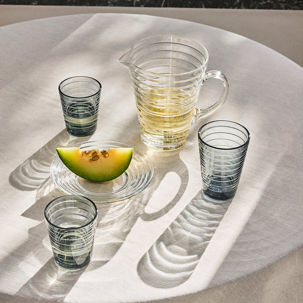 Pichet en verre côtelé