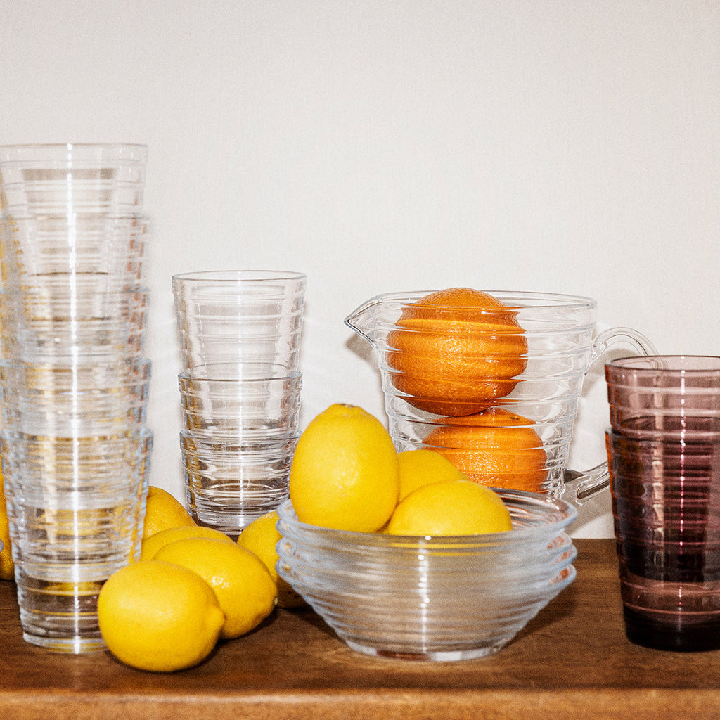 Pichet en verre côtelé