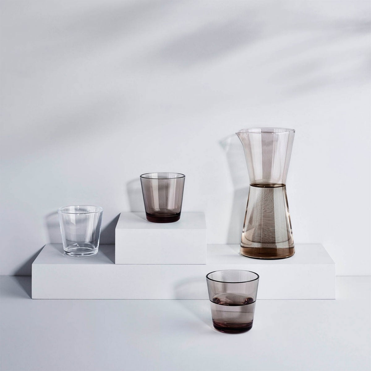 Pichet en verre couleur lin à forme épurée pour l’eau et le vin