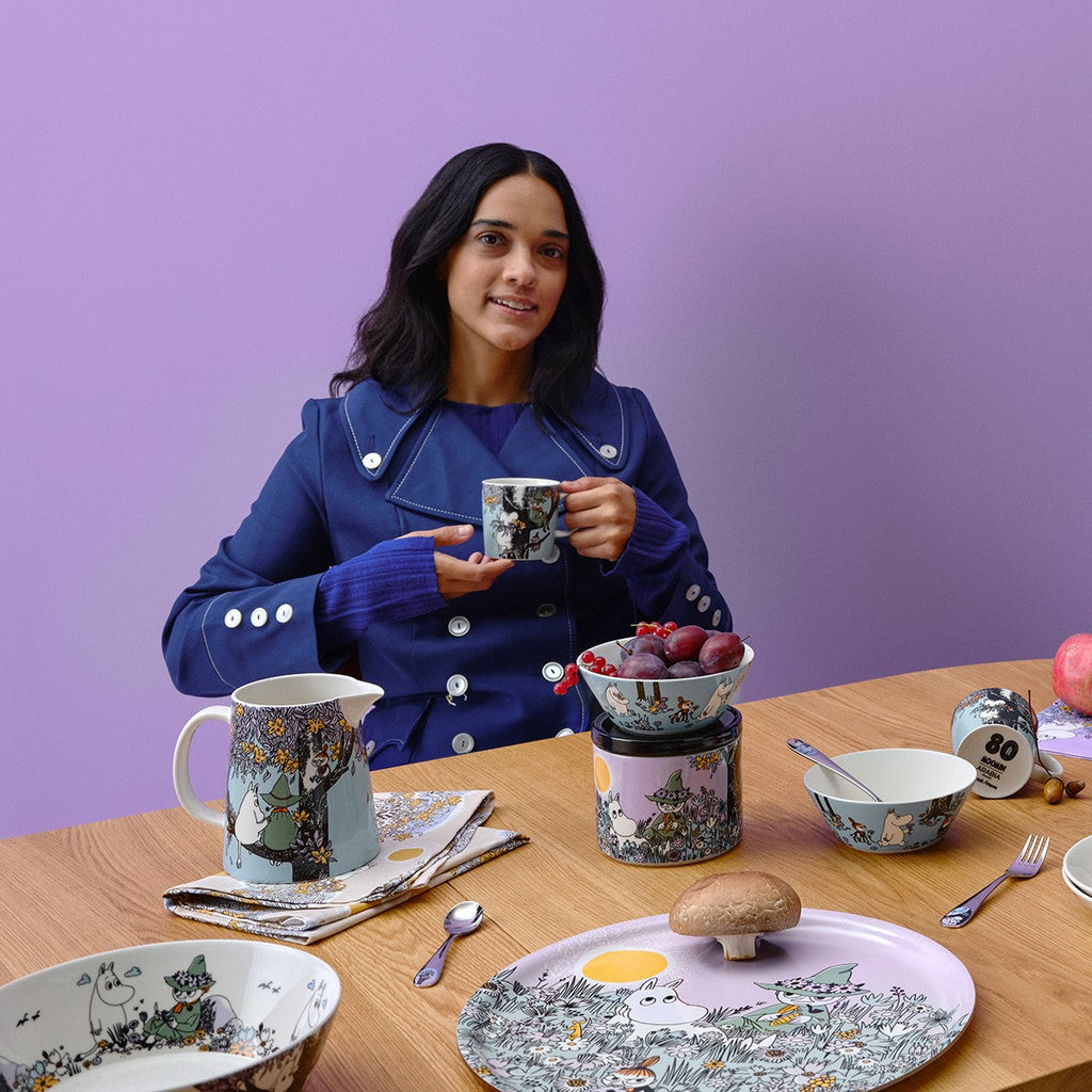 Pichet en porcelaine bleu à motif floral, avec anse et dessin d’arbre illustré
