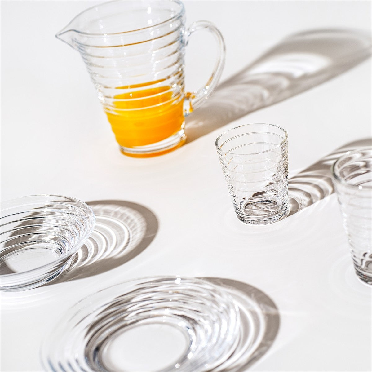 Pichet en verre côtelé